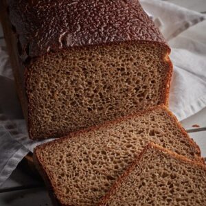 Pyszny chleb z mąki żytniej razowej – Twój prosty przepis na sukces w pieczeniu