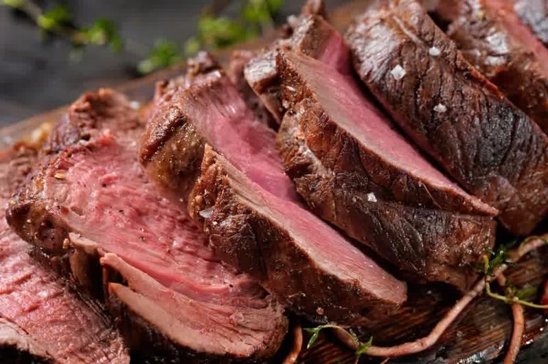 Jak uzyskać soczystą i aromatyczną dziczyznę – sprawdzone metody pieczenia