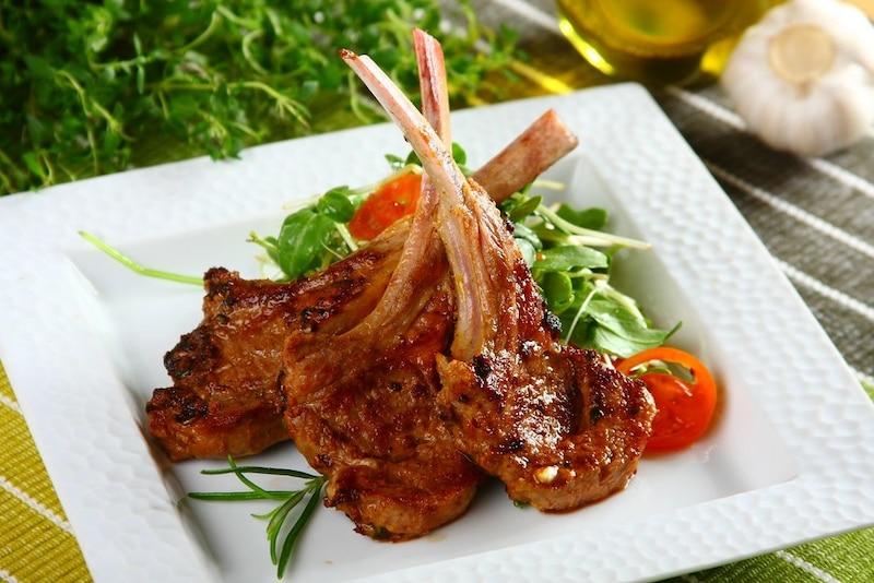 Zmysłowe smaki jagnięciny z kością – proste przepisy na wyjątkowe dania