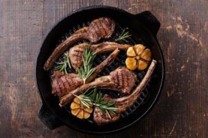 Sekrety soczystego i aromatycznego steku z jagnięciny – jak przygotować idealne danie?