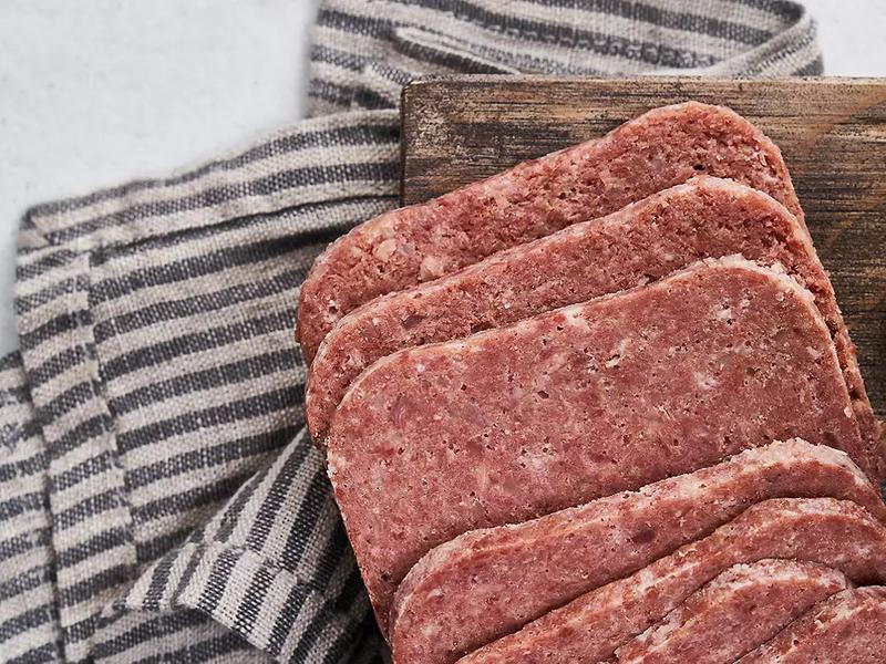 Gdzie znaleźć najlepszą peklowaną wołowinę? Sprawdzone miejsca i znane marki