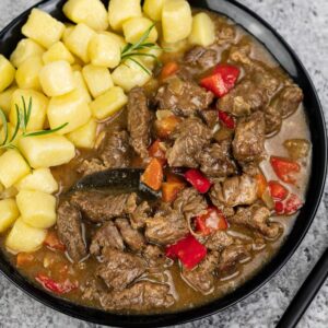 Jak wybrać idealną wołowinę na gulasz? Najlepsze kawałki i sprawdzone metody przyrządzania