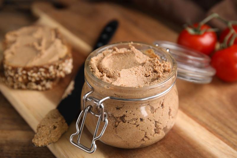 Odkryj prostą recepturę na smaczny pasztet w słoikach, który zachwyci każdego!