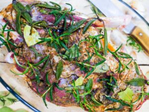 Sekrety idealnej marynaty: Jak przygotować jagnięcinę, by była soczysta i aromatyczna