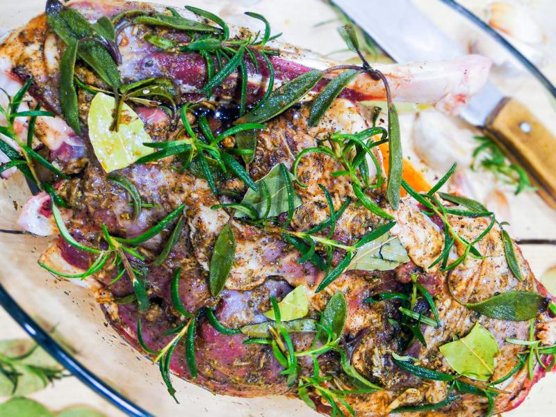 Sekrety idealnej marynaty: Jak przygotować jagnięcinę, by była soczysta i aromatyczna