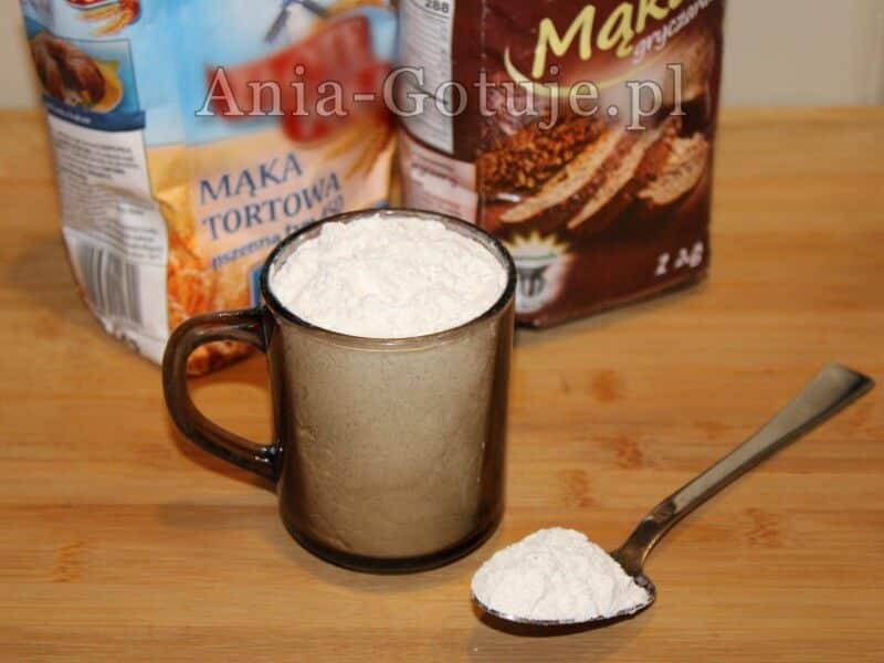 Waga mąki w różnych szklankach