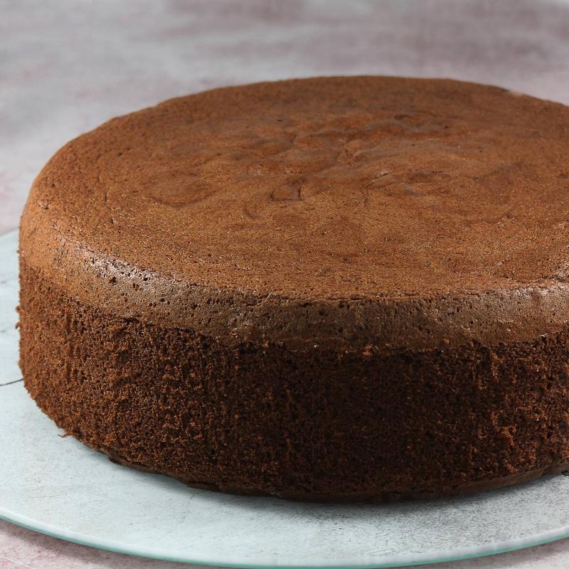 Jak upiec niezawodny biszkopt czekoladowy na dużą blachę, który zachwyci każdego?