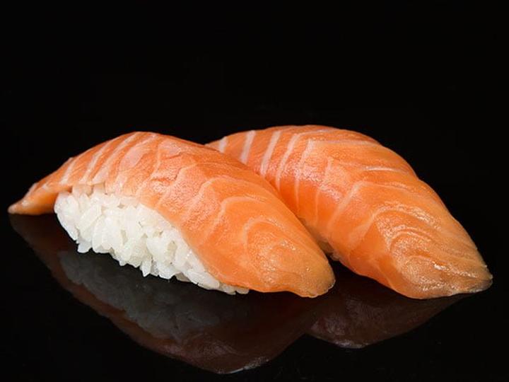 Sushi z łososiem: ile kalorii kryje w sobie i jak wpisać je w zdrową dietę?