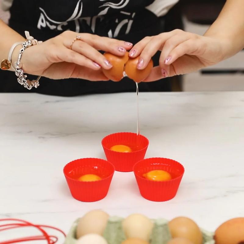 Idealnie ugotowane jajka w silikonowych foremkach – poznaj czas ich gotowania!