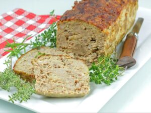 Jakie dodatki wybrać, aby zaskoczyć smakiem pasztetu przed pieczeniem?