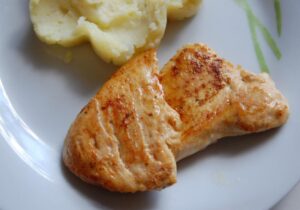 Sekrety soczystego fileta z kurczaka smażonego bez panierki, które zachwyci smakoszy