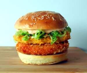 Kiedy pojawi się drwal z kurczakiem? Odkryj datę i zaskakujące składniki tej potrawy!