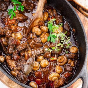 Najlepsze kawałki mięsa do wołowiny po burgundzku – co wybrać?